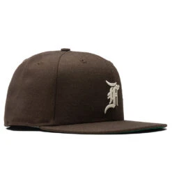 New Era X Fear Of God Essentials 59Fifty Fitted Detroit Tigers - Walnut -Fashion Clothing Store Fear of God x New Era 59Fifty Fitted Detroit Tigers Walnut 60224489 07 20 22 Feature JAYLEEN 3