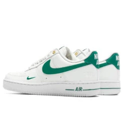 Nike Women's Air Force 1 '07 SE - Sail/Malachite/White/Metallic Gold -Fashion Clothing Store Nike Women s Air Force 1 07 SE Sail Malachite White Metallic Gold DQ7582 101 12 05 22 Feature JP 5